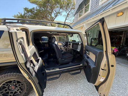 Used 2014 Toyota FJ Cruiser 4WD w/ Upgrade Package image 11