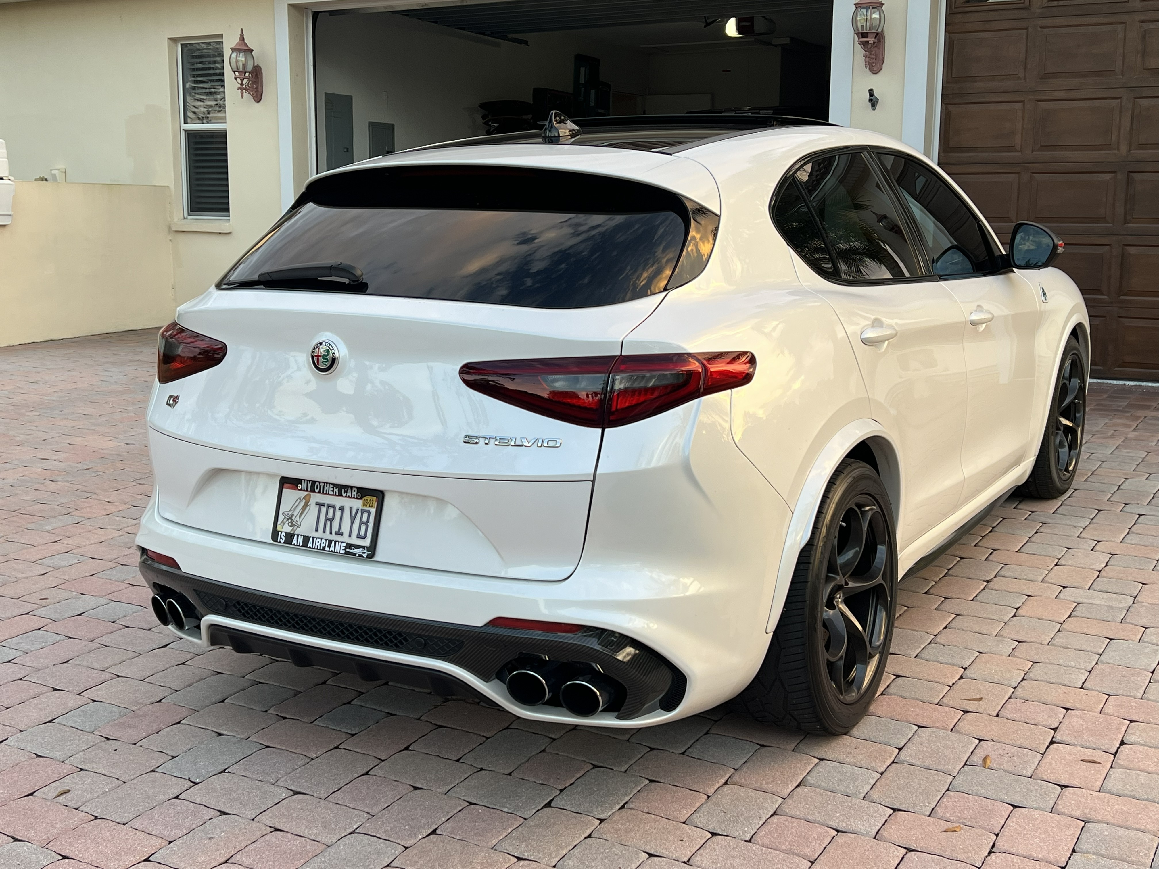 Used 2018 Alfa Romeo Stelvio Quadrifoglio w/ Driver Assist Dynamic Package AWD/4WD image 15