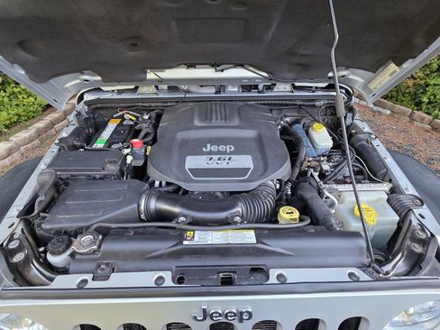 Used 2012 Jeep Wrangler Unlimited Rubicon w/ Dual Top Group image 5