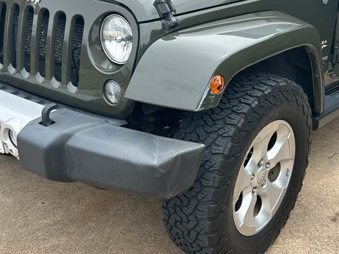 Used 2015 Jeep Wrangler Unlimited Sahara w/ Dual Top Group AWD/4WD image 26