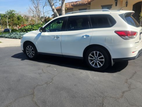 Used 2015 Nissan Pathfinder SV image 2