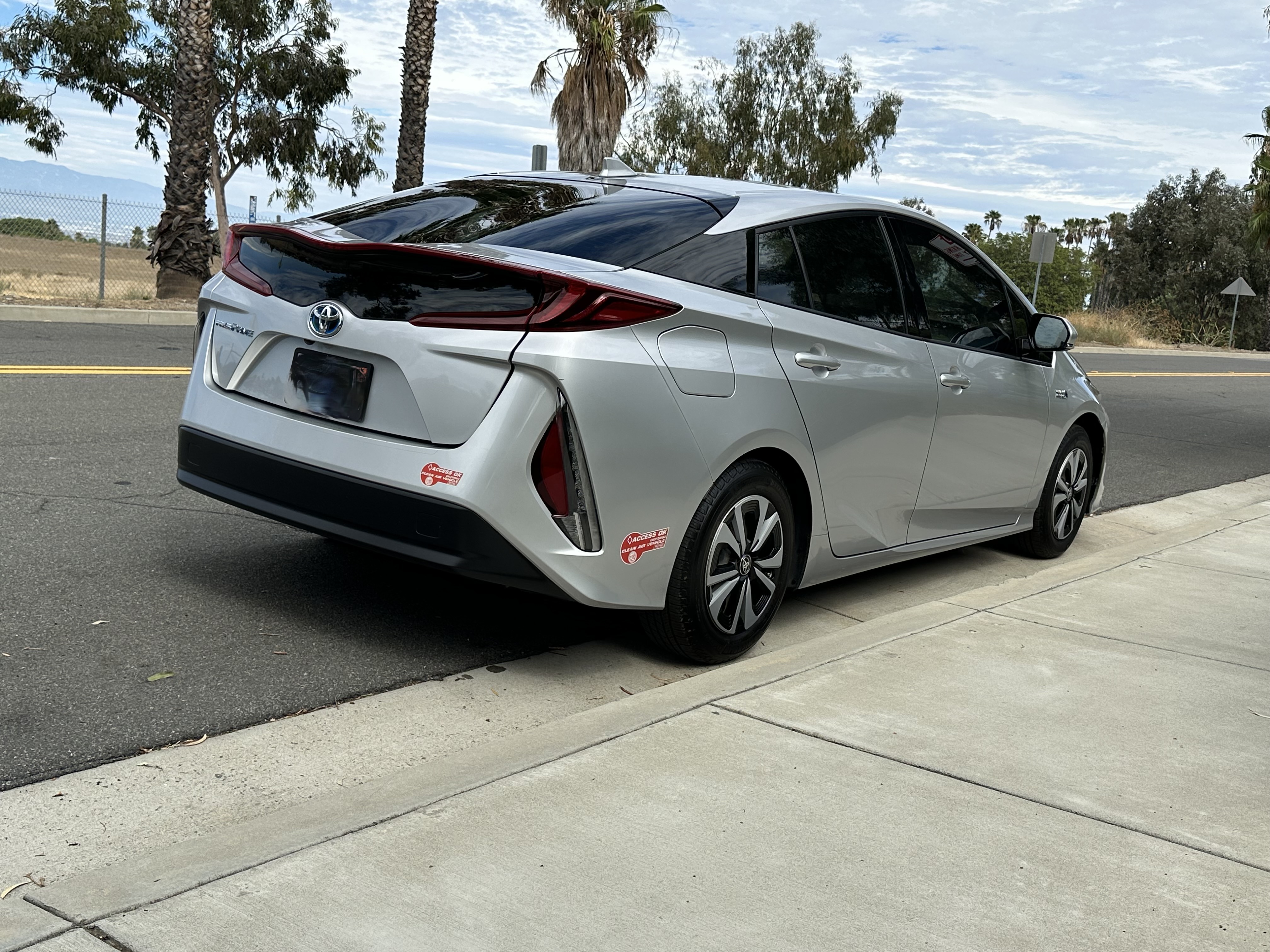Used 2018 Toyota Prius Prime Premium w/ Carpet Mat Package FWD image 8