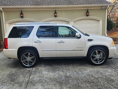 Used 2010 Cadillac Escalade Premium image 4