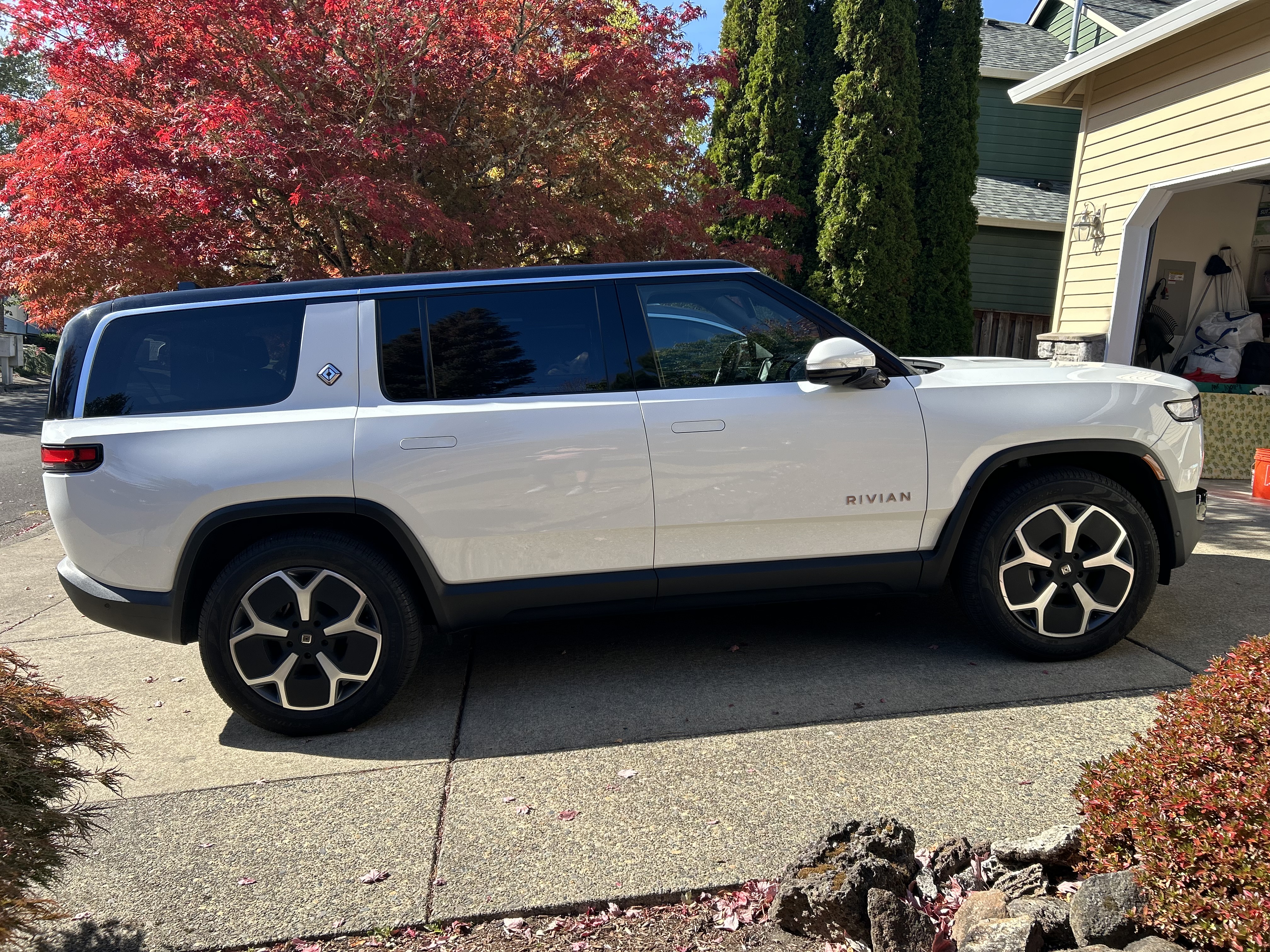 Used 2024 Rivian R1S Adventure Dual AWD/4WD image 1
