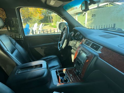 Used 2013 Chevrolet Avalanche LTZ image 3