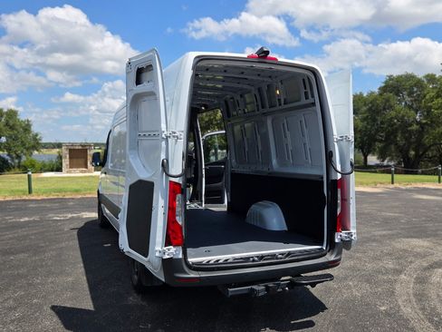 Used 2024 Mercedes-Benz Sprinter 2500 image 10