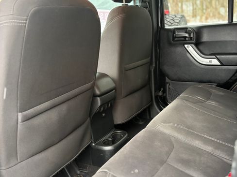 Used 2017 Jeep Wrangler Unlimited Sahara image 11