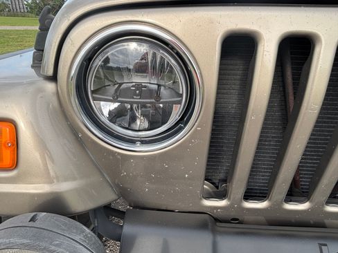 Used 2005 Jeep Wrangler Unlimited Rubicon w/ Security Group AWD/4WD image 14