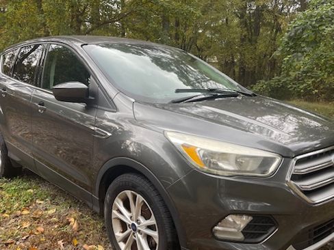 Used 2017 Ford Escape SE image 6