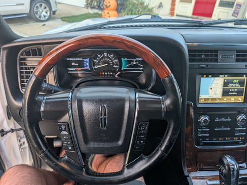 Used 2016 Lincoln Navigator Select image 5