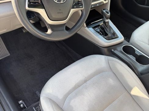 Used 2017 Hyundai Elantra SE image 13