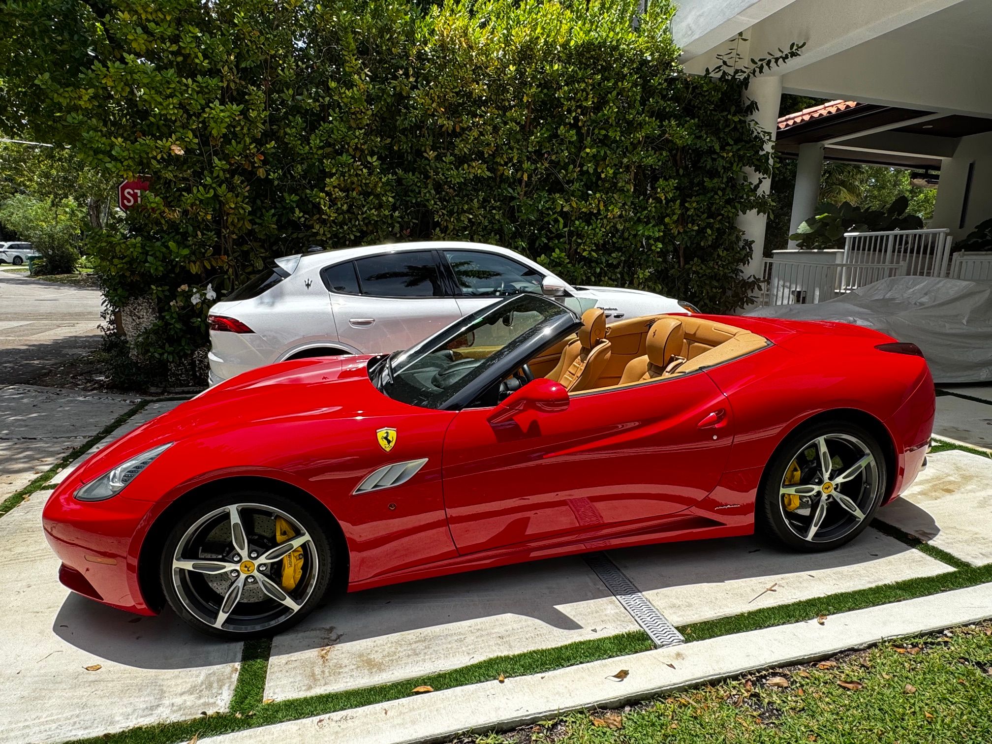Used 2014 Ferrari California RWD image 1
