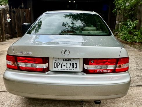 Used 2000 Lexus ES 330 FWD image 2