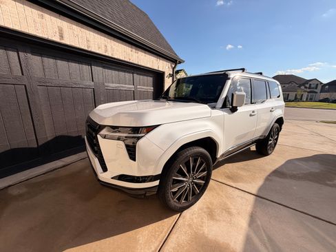 Used 2025 Lexus GX 550 w/ Accessory Package (Z1) image 2