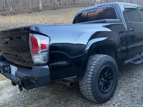 Used 2018 Toyota Tacoma SR5 image 2