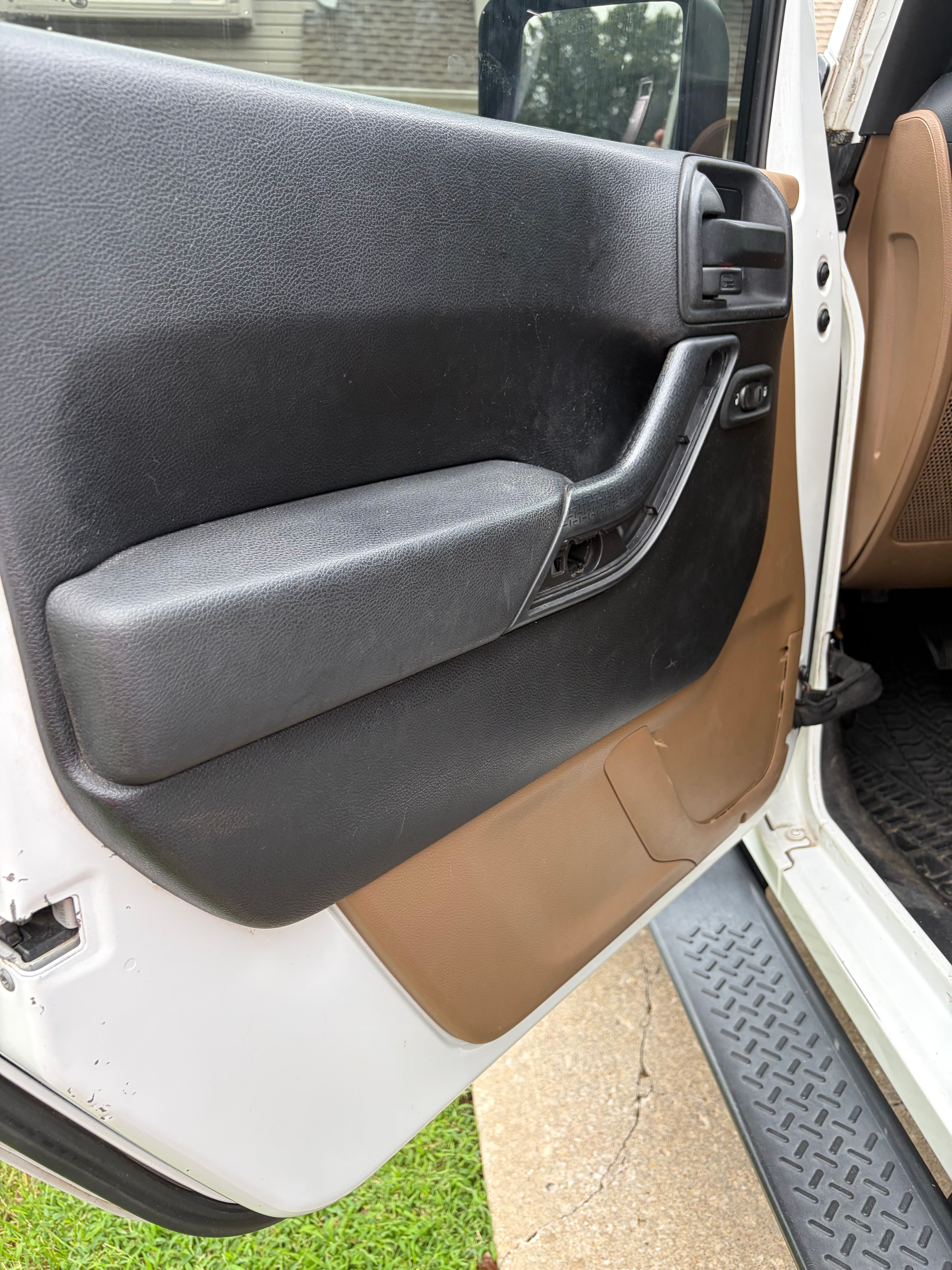 Used 2012 Jeep Wrangler Unlimited Sahara w/ Connectivity Group AWD/4WD image 15