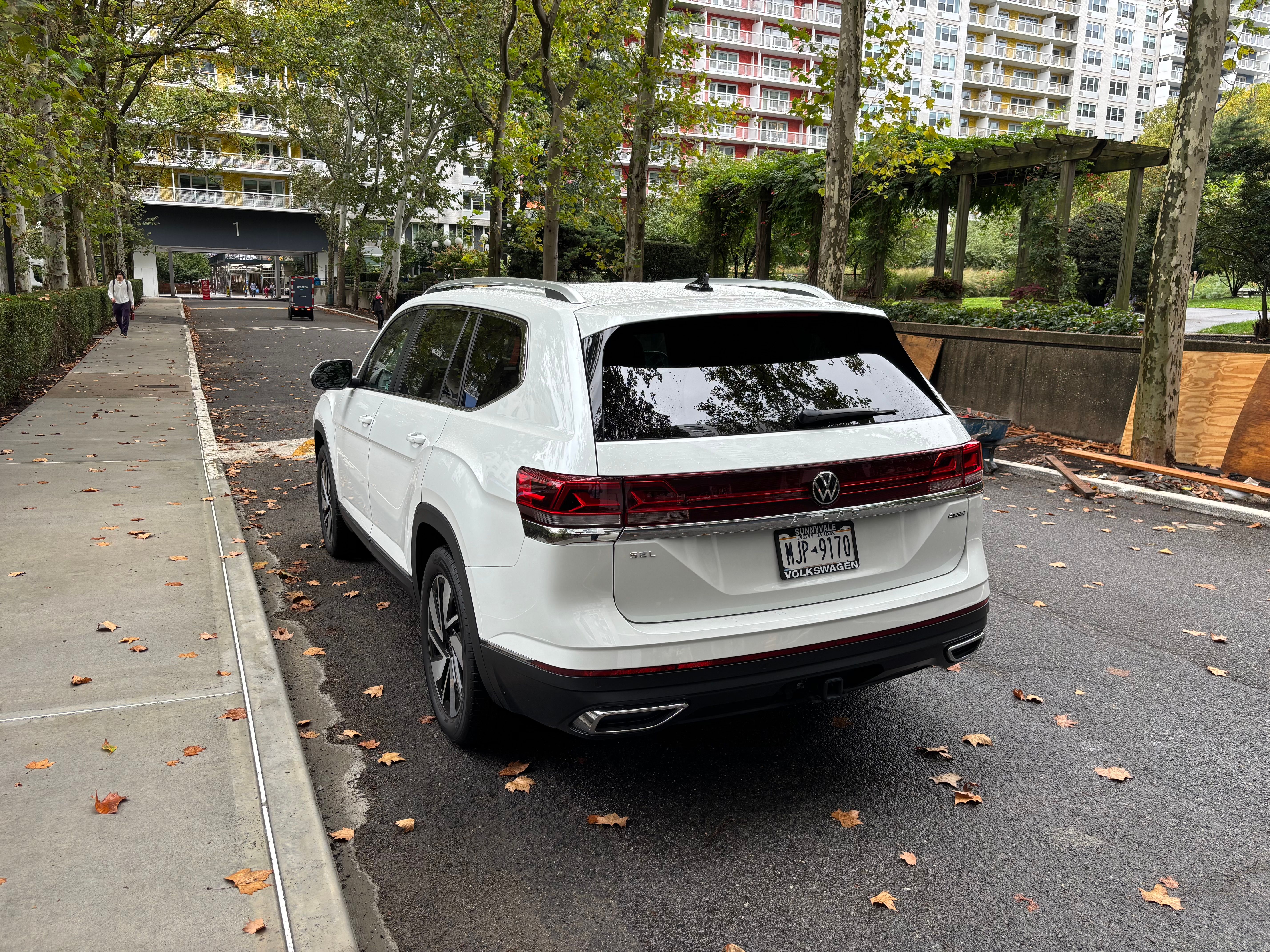 Used 2025 Volkswagen Atlas SEL AWD/4WD image 6