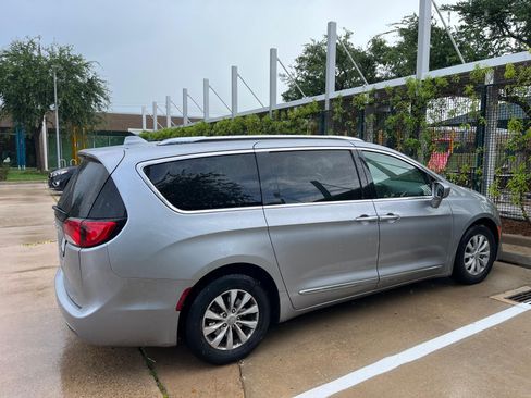Used 2019 Chrysler Pacifica Touring-L FWD image 8