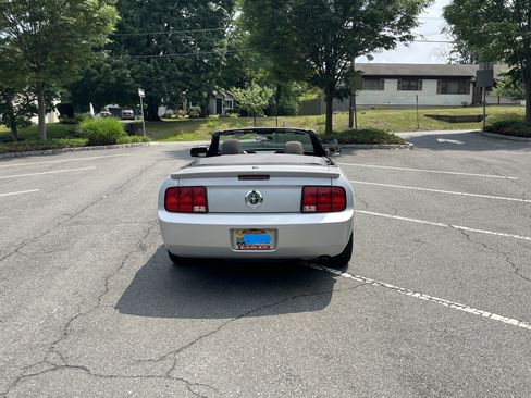 Used 2007 Ford Mustang Convertible RWD image 10