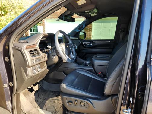 Used 2023 Chevrolet Suburban LT w/ Luxury Package RWD image 19