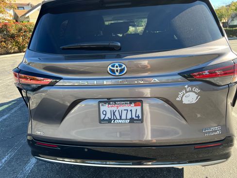Used 2023 Toyota Sienna Limited image 18