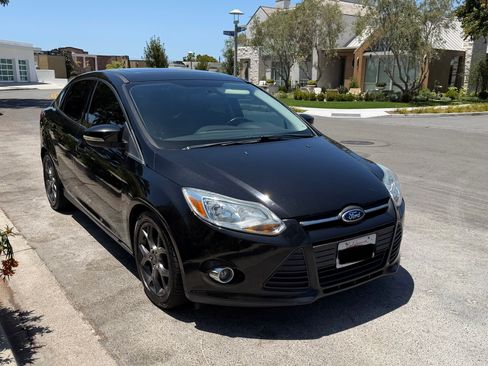 Used 2014 Ford Focus SE w/ Equipment Group 201A FWD image 2