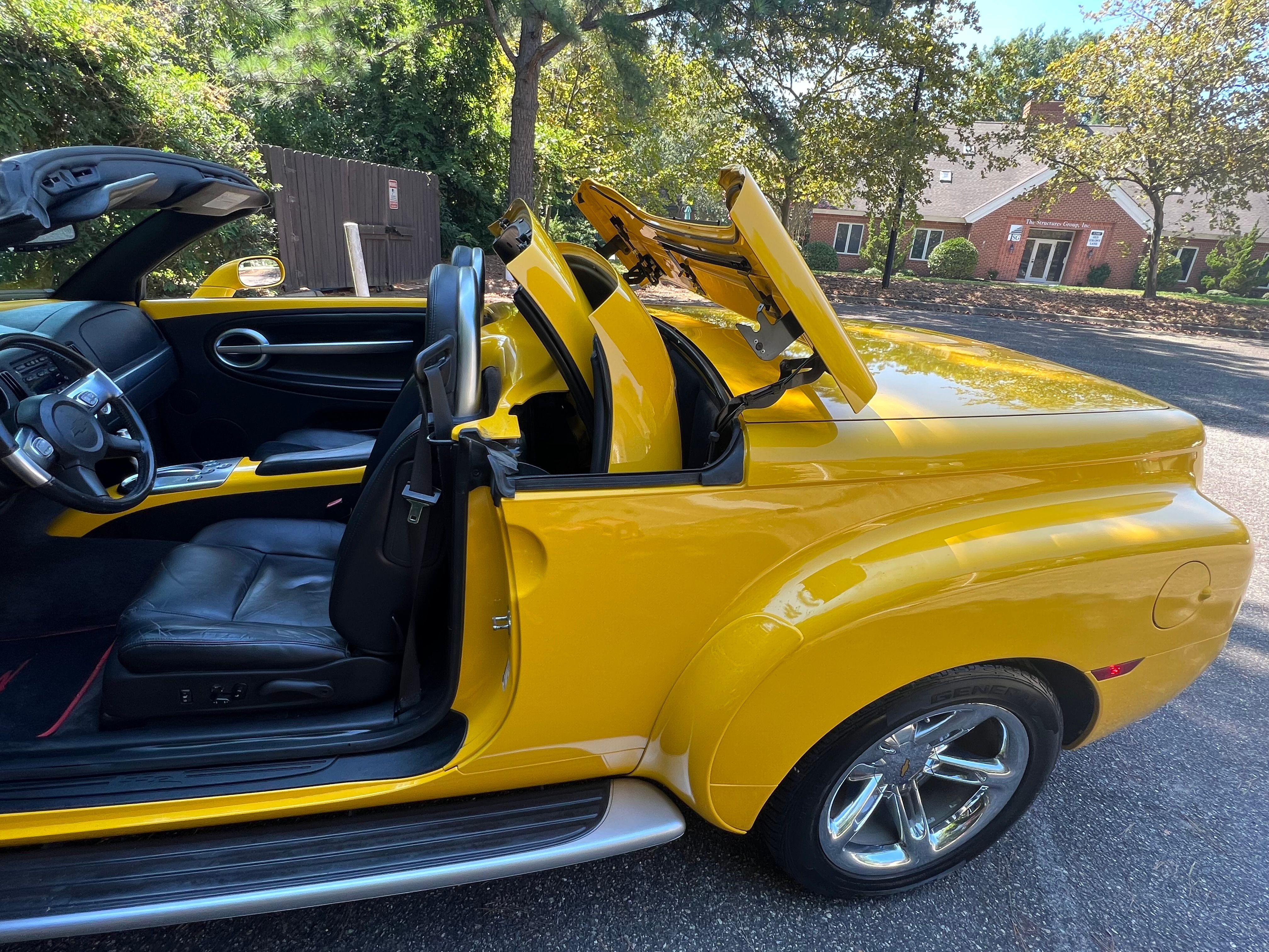 Used 2004 Chevrolet SSR w/ Preferred Equipment Group RWD image 9