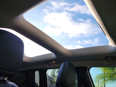 Used 2016 Jeep Renegade Trailhawk w/ Premium Trailhawk Package image 14