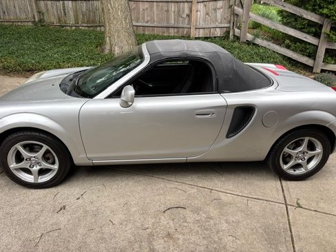 Used 2000 Toyota MR2 RWD image 4