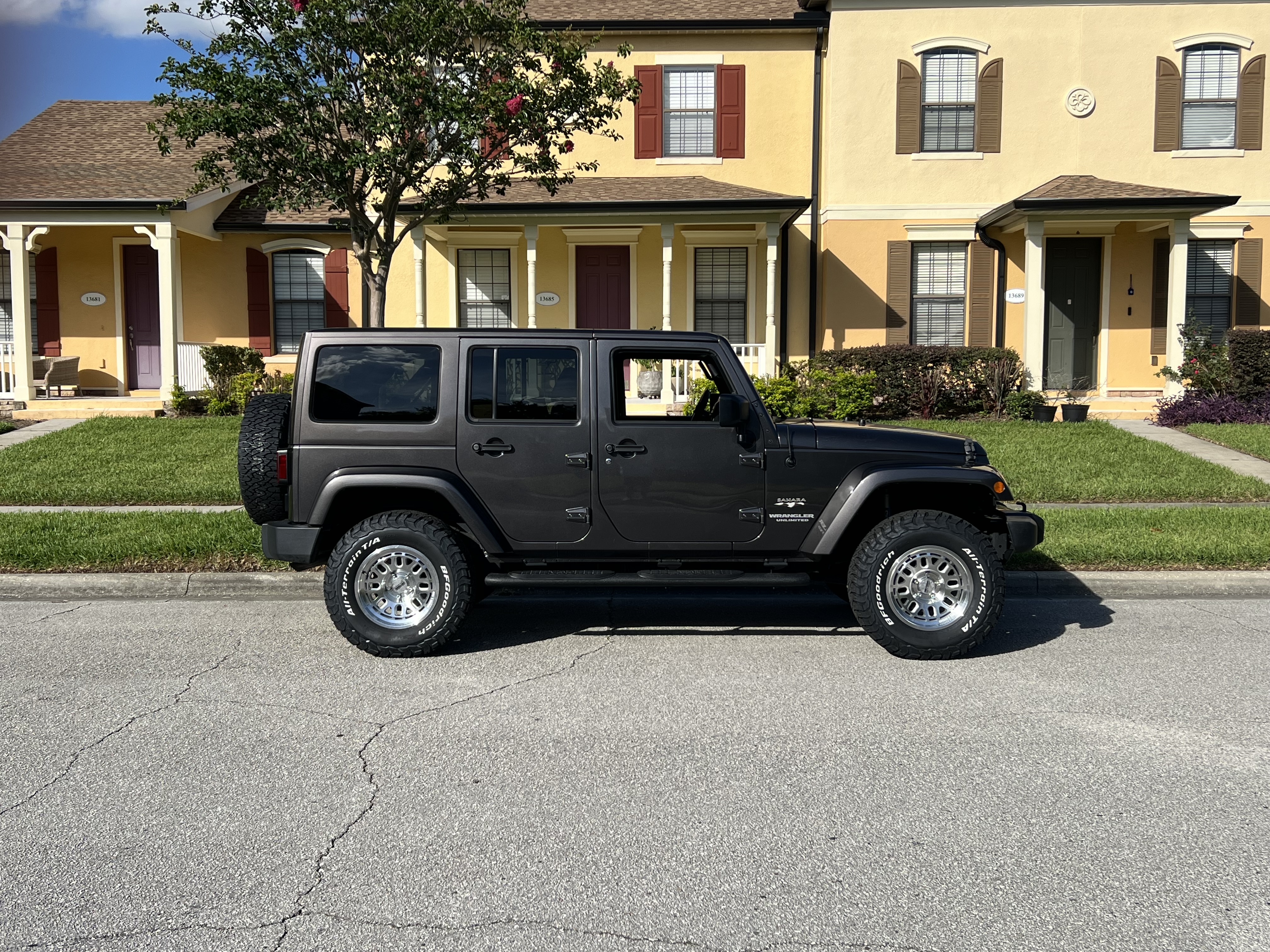 Used 2017 Jeep Wrangler Unlimited Sahara w/ Connectivity Group AWD/4WD image 14