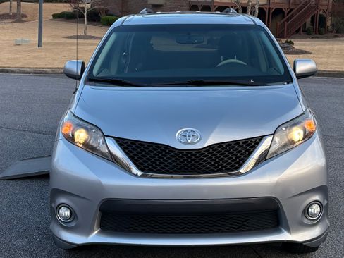 Used 2013 Toyota Sienna SE image 2