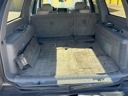 Used 2002 Chevrolet Suburban LT image 9