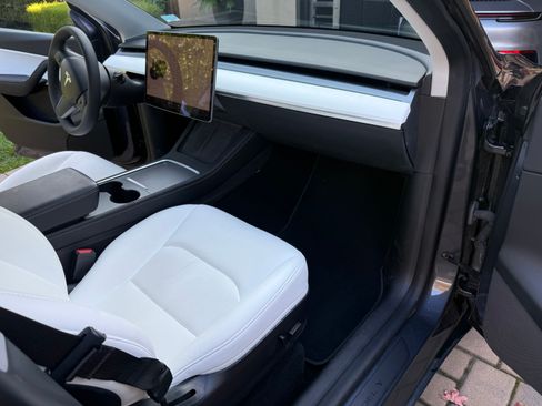 Used 2021 Tesla Model Y Performance image 15