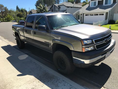 Used 2007 Chevrolet Silverado 2500 LT w/ Heavy-Duty Power Package AWD/4WD image 4