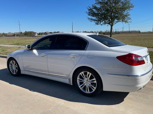 Used 2012 Hyundai Genesis 4.6 image 8