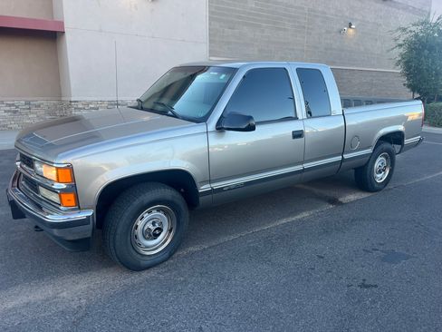 Used 1998 Chevrolet Silverado 1500 4x4 Extended Cab w/ Preferred Equipment Group 2 image 2