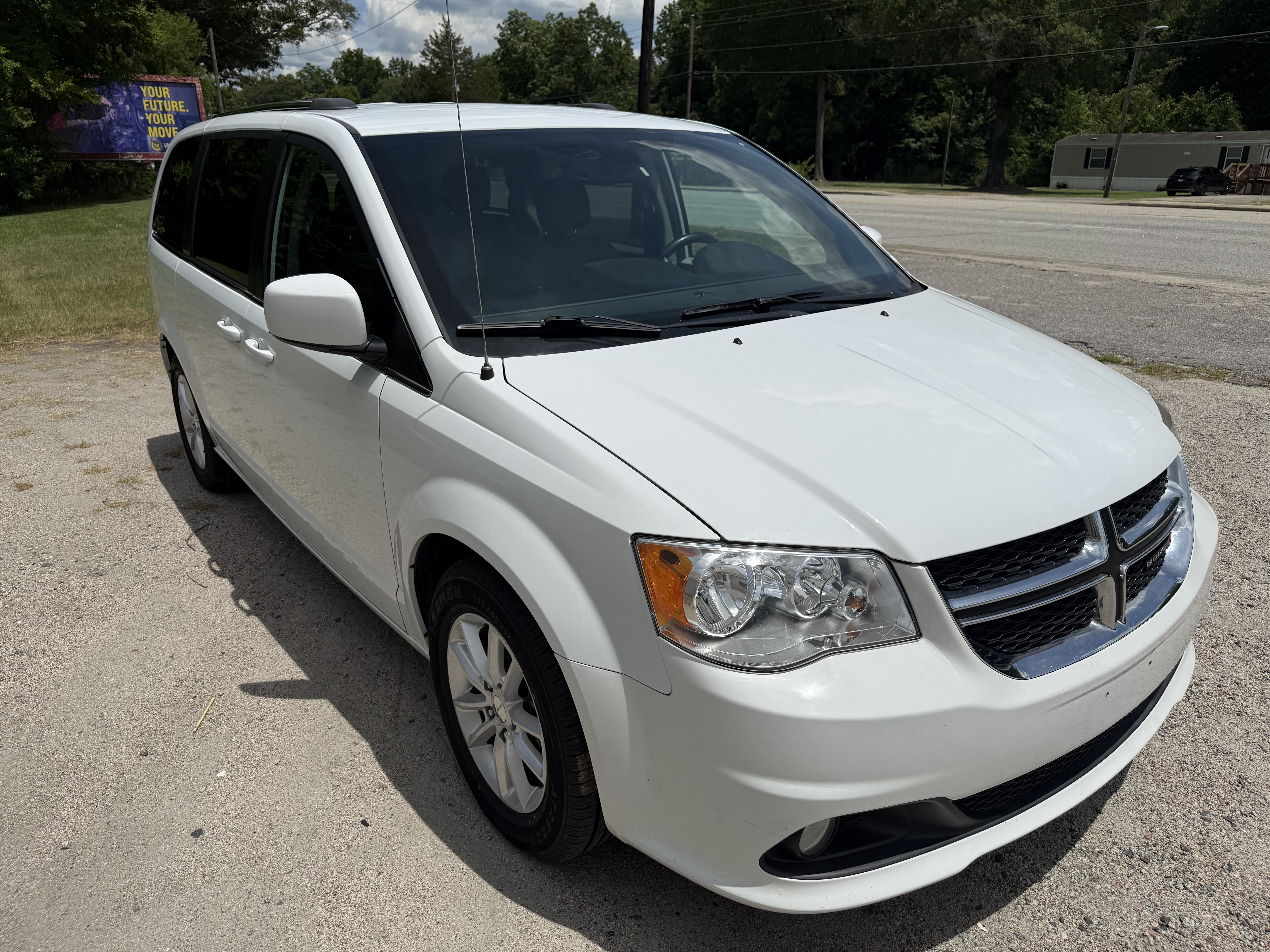 Used 2019 Dodge Grand Caravan SXT FWD image 2