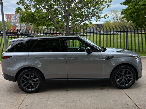 Used 2025 Land Rover Range Rover Sport SE AWD/4WD image 6