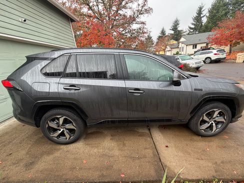 Used 2024 Toyota RAV4 SE image 1