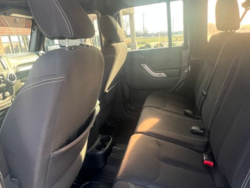 Used 2017 Jeep Wrangler Unlimited Rubicon w/ Connectivity Group AWD/4WD image 8