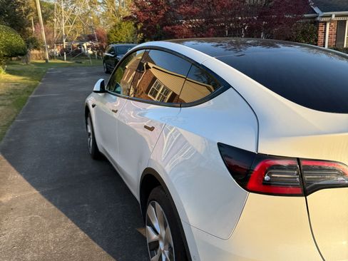 Used 2021 Tesla Model Y Long Range image 8