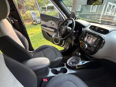 Used 2015 Kia Soul + w/ Audio Package FWD image 10