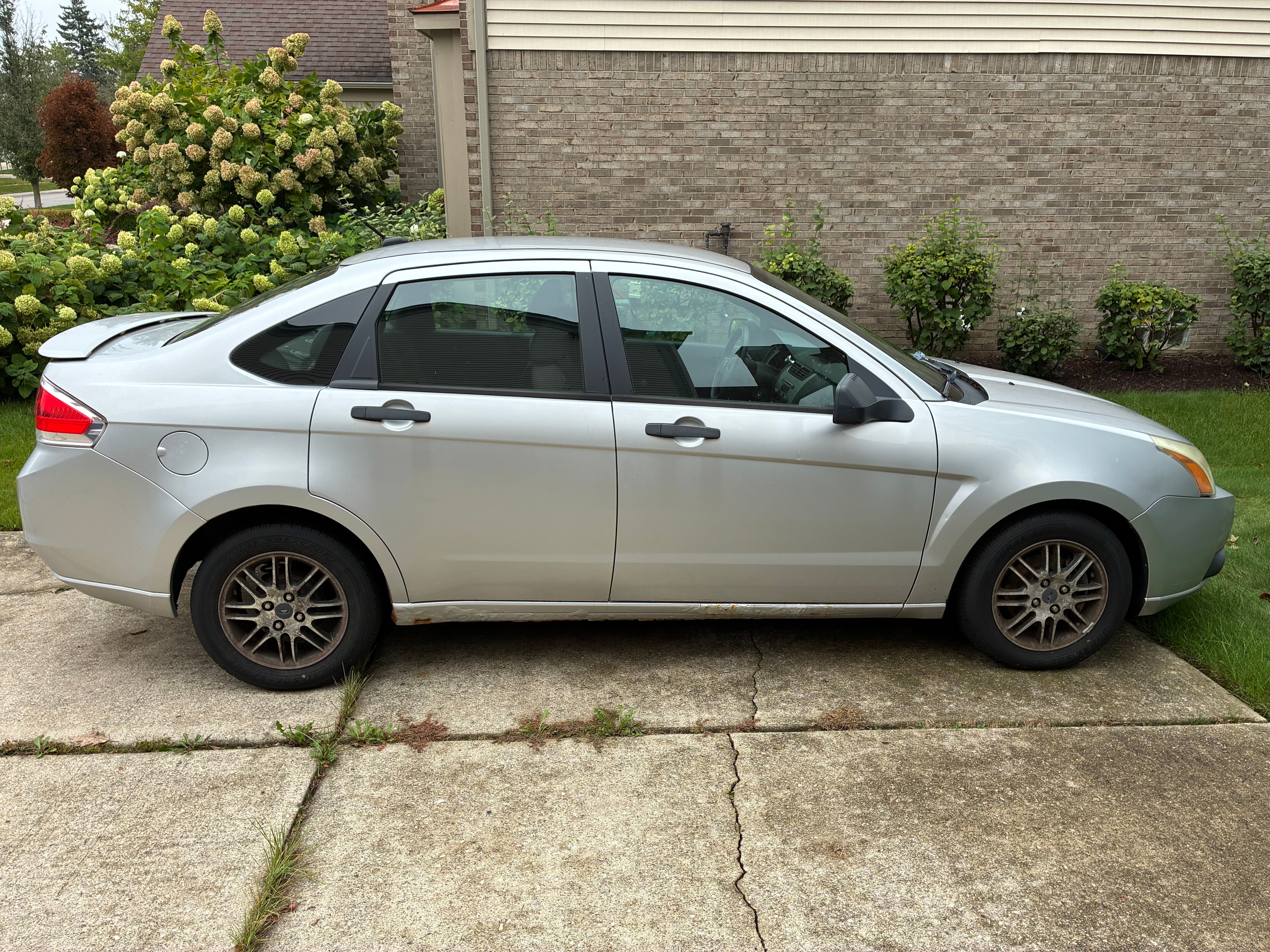 Used 2010 Ford Focus SE FWD image 6