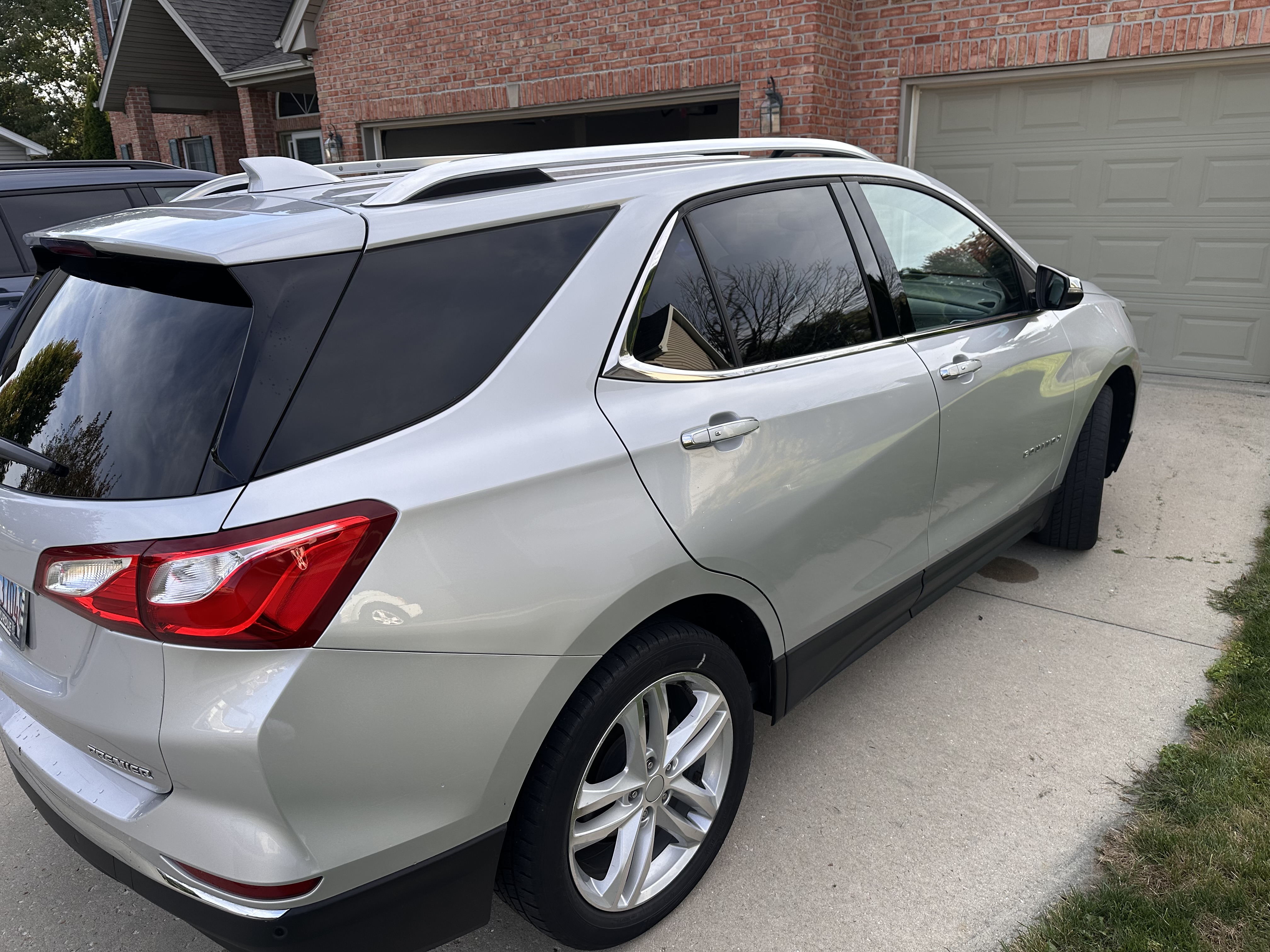 Used 2019 Chevrolet Equinox Premier FWD image 2