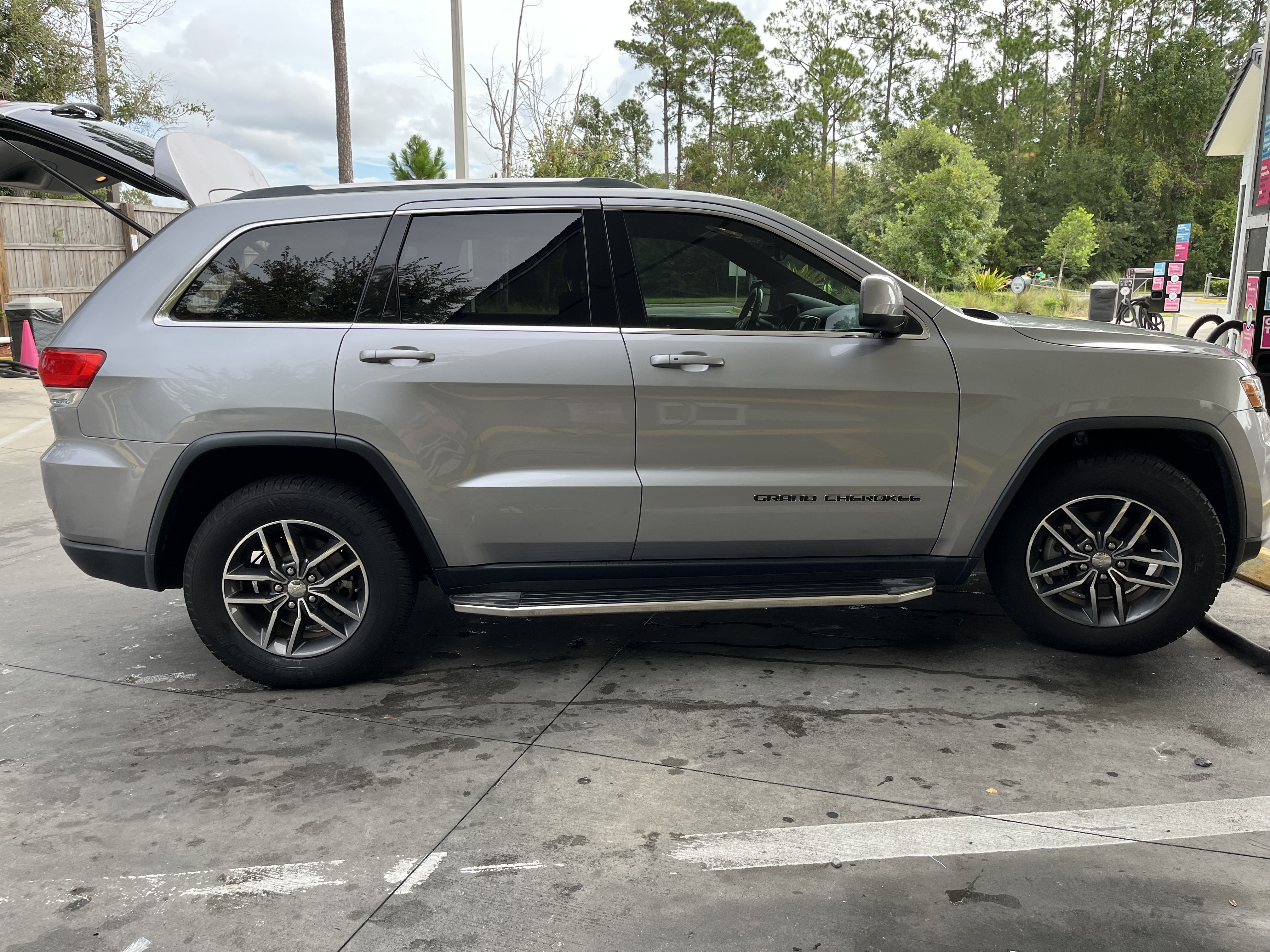 Used 2018 Jeep Grand Cherokee Laredo RWD image 5