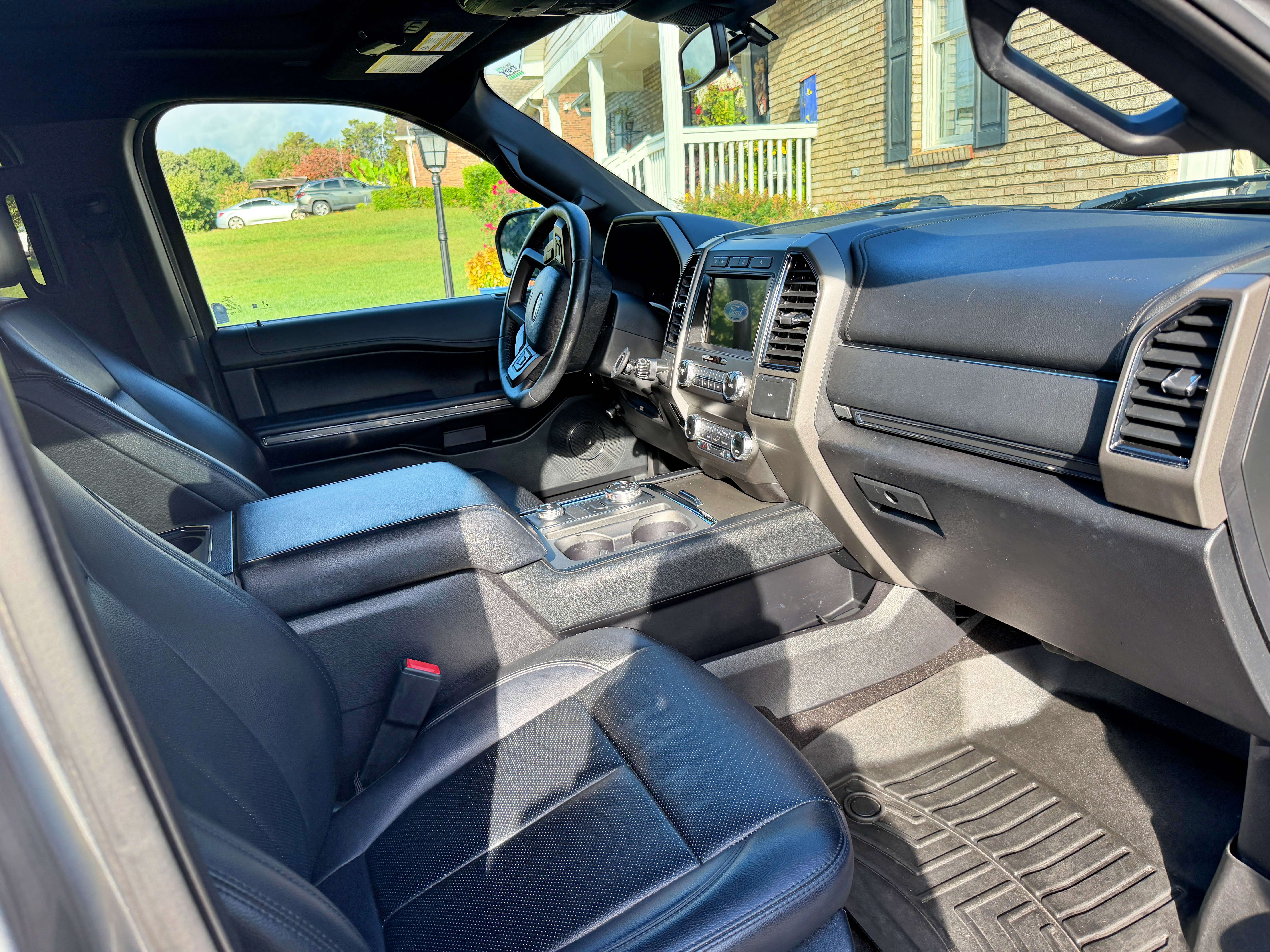 Used 2020 Ford Expedition XLT w/ Equipment Group 202A AWD/4WD image 12