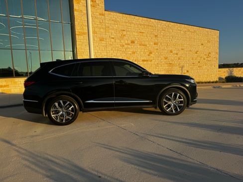 Used 2023 Acura MDX SH-AWD w/ Technology Package image 2