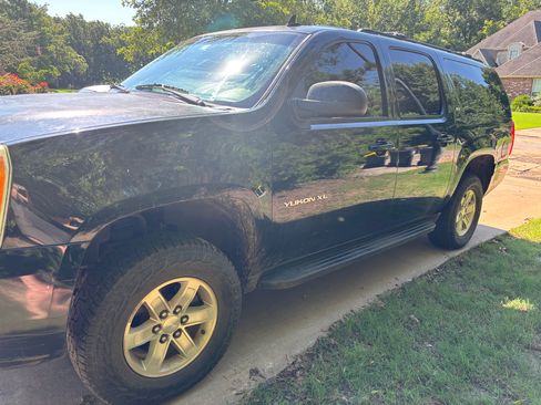Used 2013 GMC Yukon XL SLT w/ SLT-2 Equipment Package AWD/4WD image 5