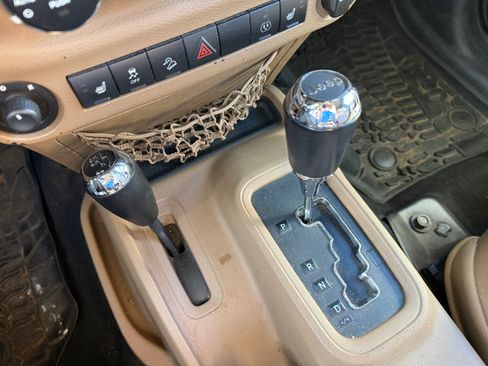 Used 2015 Jeep Wrangler Unlimited Rubicon w/ Connectivity Group image 17