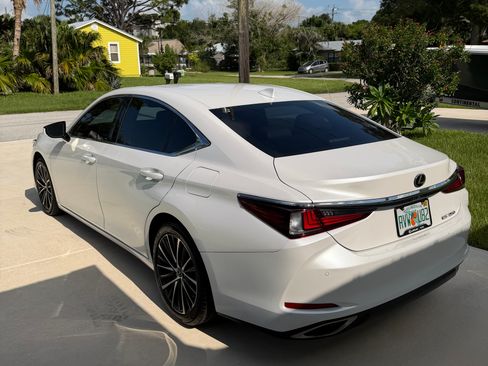 Used 2022 Lexus ES 350 w/ Premium Package FWD image 2